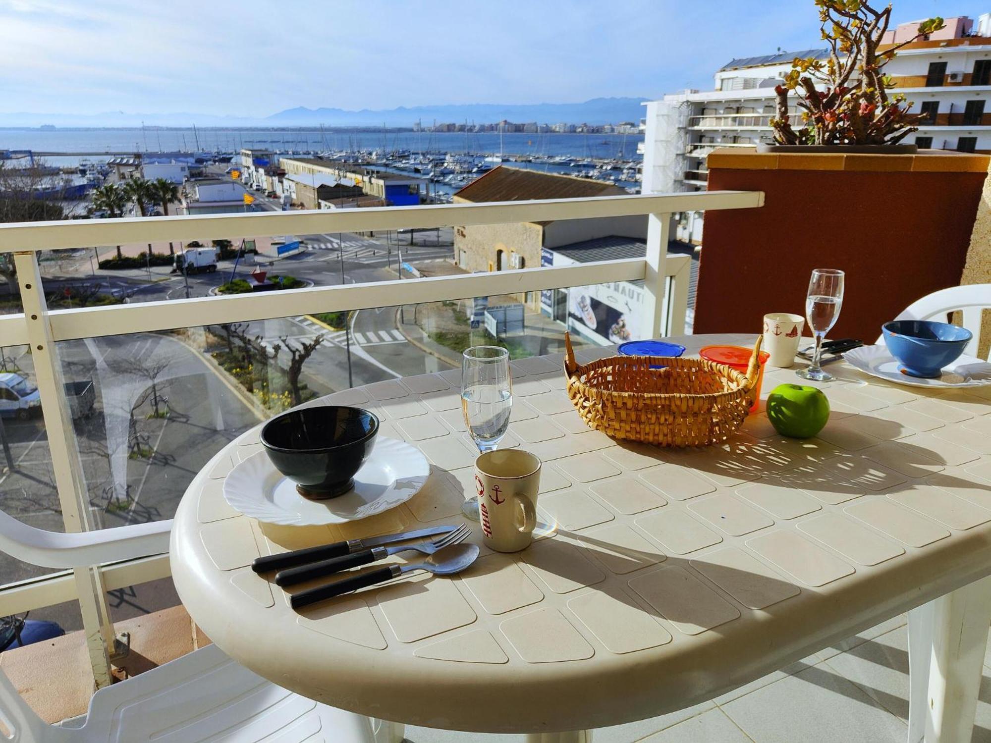 2166 Rocmar 1 4-C, Excelente Situacion Frente Al Puerto Pesquero Y Con Vista A La Bahia. Gran Terraza. Gran Parking Publico Delante. - Es-258-30 Apartment Roses Luaran gambar