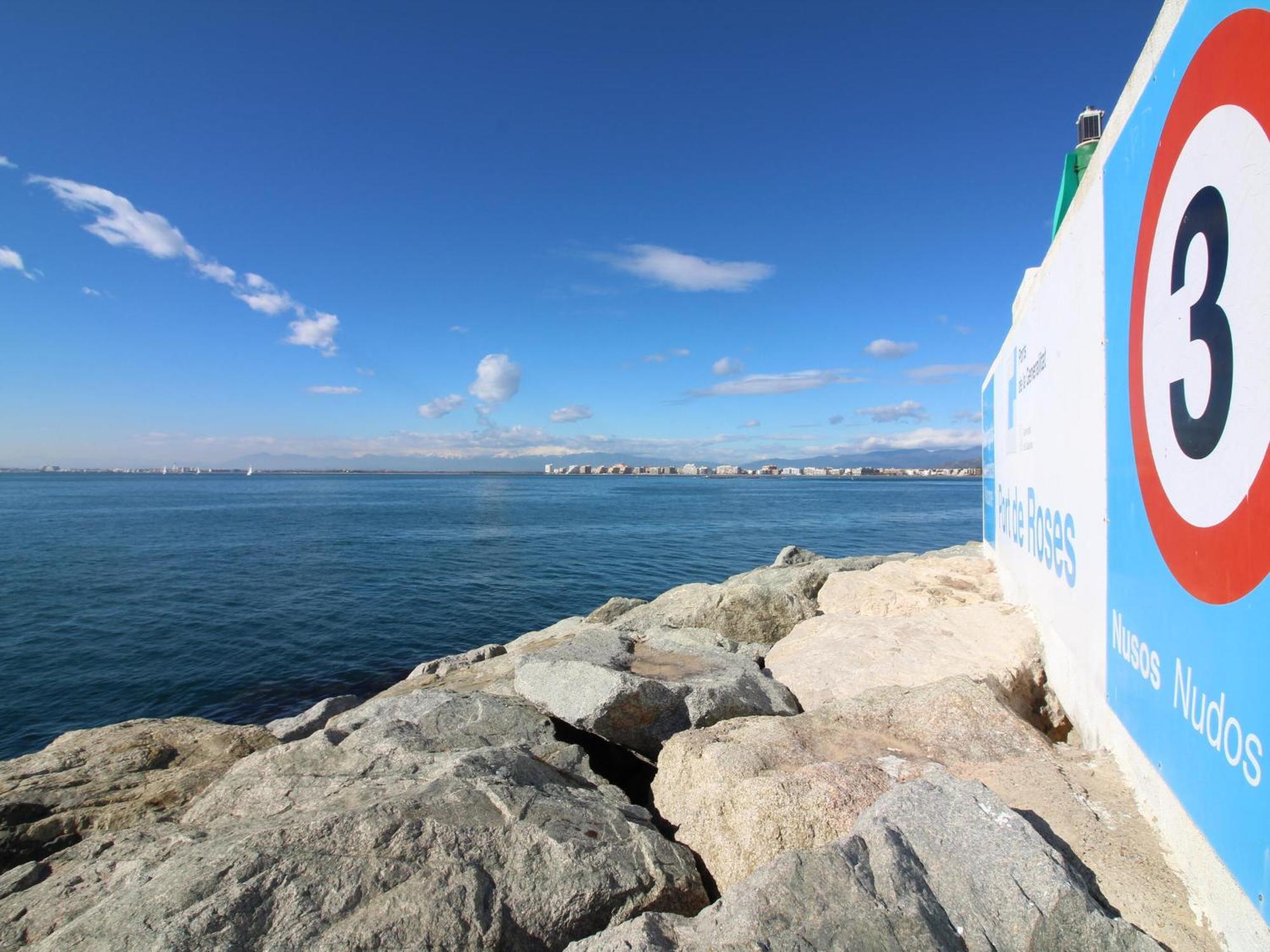 2166 Rocmar 1 4-C, Excelente Situacion Frente Al Puerto Pesquero Y Con Vista A La Bahia. Gran Terraza. Gran Parking Publico Delante. - Es-258-30 Apartment Roses Luaran gambar
